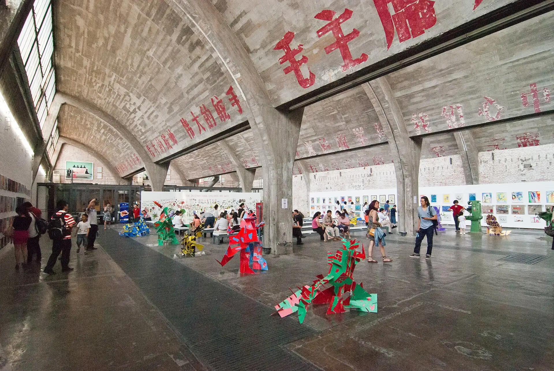Halle im Kunstviertel 798 mit Sheddach und Ausstellung