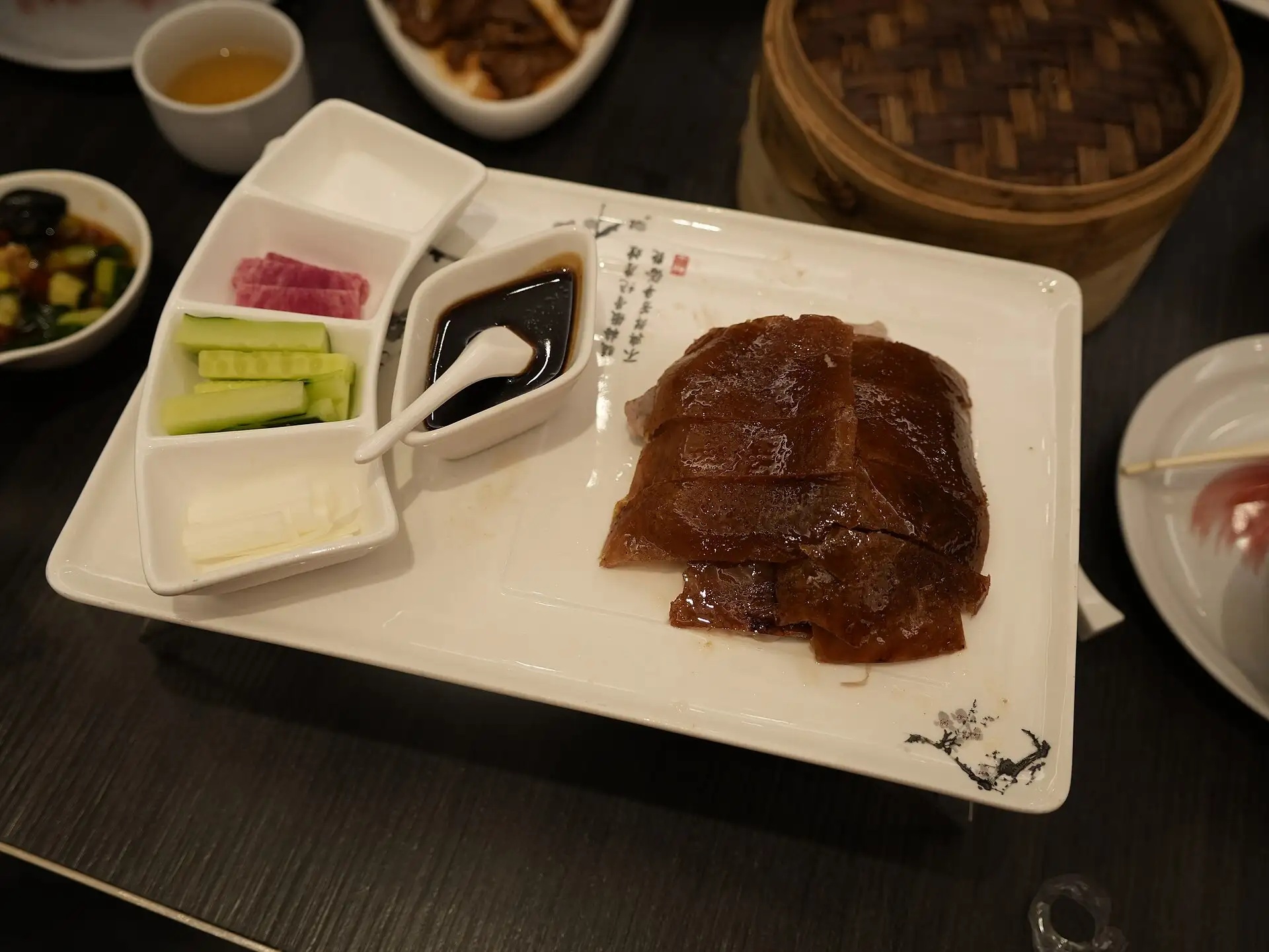 Aufgeschnittene Peking-Ente mit Beilagen